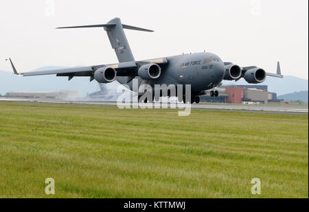 STERWART ANGB, N.Y. - Il primo C-17 Globemaster III, coda 5105, assegnato per il 105° Airlift Wing atterra su Stewart International Airport la pista sulla luglio 18, 2011. (U.S. Air Force Foto di Tech. Sgt. Michael OHalloran) (rilasciato) Foto Stock