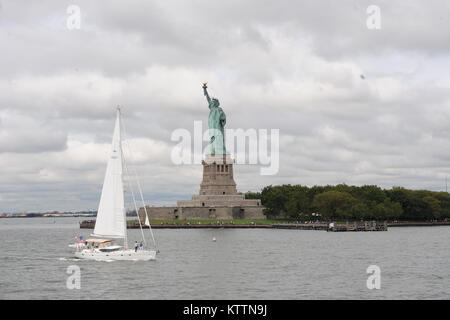 NEW YORK, NY - i figli dei membri del servizio visita la Statua della Libertà e Ellis Island il 16 agosto 2011. 106ª Galaxy Camp è un annuale settimana lunga giornata camp enfasi sulle mani sulla scienza, sviluppo di impostazione obiettivo competenze, teambuilding e un modo per incontrare altri giovani militari e fare nuovi amici. I bambini della 106ª RQW imparato quest anno che si impiegano tre elementi chiave per compiere una missione: sicurezza, lavoro di squadra e la comunicazione.(UFFICIALE DEGLI STATI UNITI Air Force Foto di Senior Airman Christopher S. Muncy / inediti) Foto Stock