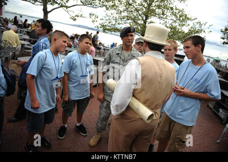 NEW YORK, NY - i figli dei membri del servizio visita la Statua della Libertà e Ellis Island il 16 agosto 2011. 106ª Galaxy Camp è un annuale settimana lunga giornata camp enfasi sulle mani sulla scienza, sviluppo di impostazione obiettivo competenze, teambuilding e un modo per incontrare altri giovani militari e fare nuovi amici. I bambini della 106ª RQW imparato quest anno che si impiegano tre elementi chiave per compiere una missione: sicurezza, lavoro di squadra e la comunicazione.(UFFICIALE DEGLI STATI UNITI Air Force Foto di Senior Airman Christopher S. Muncy / inediti) Foto Stock