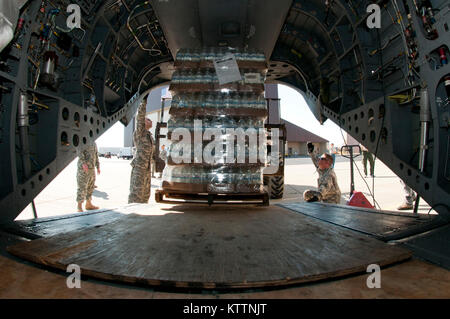 STEWART ANGB, Newburgh, N.Y. - Sgt. Lebron e Staff Sgt. Herley, B Co.3a BN126 Reggimento di aviazione, NYARNG, guida di carico di un pallet di acqua in un elicottero Chinook a sostegno dell'Uragano Irene operazioni di recupero, 31 Agosto, 2011 Foto Stock