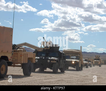 FORT IRWIN, California - Le truppe assegnato al New York esercito Guardia Nazionale della Società C, 2° Battaglione, 108th fanteria, partono da un'area di staging per la formazione sul campo degli esercizi, Ott. 6. I soldati sono qui di formazione come parte dell'unità i preparativi per la mobilitazione e la distribuzione in Afghanistan con il ventisettesimo della brigata di fanteria Team di combattimento nei primi mesi del 2012. Foto Stock