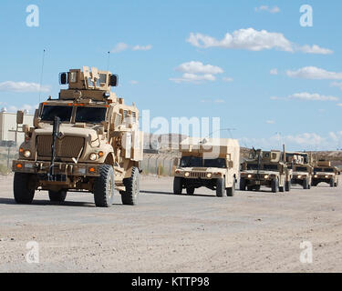 FORT IRWIN, California - Le truppe assegnato al New York esercito Guardia Nazionale della Società C, 2° Battaglione, 108th fanteria, partono da un'area di staging per la formazione sul campo degli esercizi, Ott. 6. I soldati sono qui di formazione come parte dell'unità i preparativi per la mobilitazione e la distribuzione in Afghanistan con il ventisettesimo della brigata di fanteria Team di combattimento nei primi mesi del 2012. Foto Stock