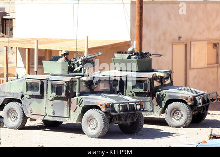 Centro Nazionale di allenamento, FORT IRWIN, California - New York Esercito Nazionale soldati di guardia da C truppa, 2° Stormo, 101st cavalleria fornire overwatch per compagno troopers entrando in un villaggio mock qui il 9 ottobre durante il corso di formazione. La formazione NTC rotazione, fino a fine ottobre prevede i soldati dal 27 della brigata di fanteria combattere la squadra con un realistico, esigente ambiente di formazione. L'esercizio sottolinea leader, soldati e personale in un combattimento simulato l'ambiente. L'unità in base a Buffalo, N.Y., è parte del ventisettesimo della brigata di fanteria Team di combattimento, formazione qui come parte dei suoi preparativi per mobil Foto Stock