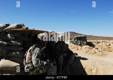 Centro Nazionale di allenamento, FORT IRWIN, California - New York Esercito Nazionale soldati di guardia dalla sede centrale e sede di truppe, 2° Stormo, 101st uomo di cavalleria una voce del punto di controllo in avanti a base operativa Miami qui Ottobre 12. Le unità in base alle Cascate del Niagara, N.Y., è parte del ventisettesimo della brigata di fanteria combattere Team (IBCT), formazione qui come parte della brigata i preparativi per la mobilitazione e la distribuzione in Afghanistan nei primi mesi del 2012. Il corso di formazione fornisce la brigata di soldati con un realistico, esigente, combattimento simulato l'ambiente. Circa 1.500 soldati sono attualmente pianificato per l'installazione. Foto Stock