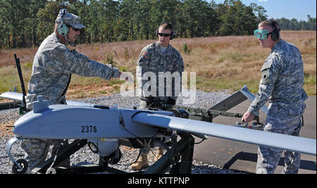 Il personale Sgt. Michael Rosier, drone maintainer assegnato alla sede centrale e sede società, 37th della brigata di fanteria combattere la squadra, dà istruzione di Spc. Jeffrey Smith, UAV maintainer assegnato anche per la trentasettesima IBCT e Col. James Perry, 37th IBCT comandante di brigata, in preparazione per l'ombra 200 UAV di training del volo a Camp Shelby forze congiunte Training Center, Miss., nov. 5, 2011. L'UAV sarà utilizzato dal 37th IBCT durante la loro prossima distribuzione per l'Afghanistan a sostegno dell'Operazione Enduring Freedom. (37Th IBCT foto di Sgt. Kimberly agnello) (rilasciato) Foto Stock