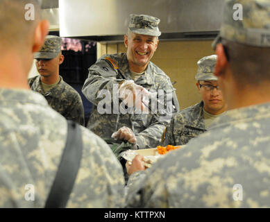 Il Mag. Gen. Mark MacCarley, vice comandante generale - Supporto, prima armata, dal Rock Island Arsenal, Ill., serve alla Turchia di soldati del trentasettesimo della brigata di fanteria combattere Team presso il National Training Center a Fort Irwin, California, nov. 24, 2011. La trentasettesima IBCT è la formazione a NTC prima della distribuzione in Afghanistan a sostegno dell'Operazione Enduring Freedom. (37Th IBCT foto di Sgt. Kimberly agnello) (rilasciato) Foto Stock