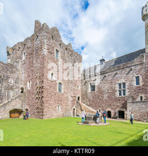 Doune Castle, roccaforte medievale nei pressi del villaggio di Doune, nel distretto di Stirling della Scozia centrale. Foto Stock