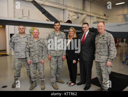 U.S. congresswomen Ann Marie Buerkle, 25th District di New York riceve un tour della 174esima Fighter ali la formazione sul campo Distacco (FTD) da 174ma Fighter Wing Commander, Col Kevin W. Bradley al campo di Hancock il 4 Dic 2011. La sig.ra Buerkle ha avuto il tempo di visitare con airman da 174ma dopo aver frequentato la grande apertura del giunto Centro Benessere e salute sul campo di Hancock. (Foto di US Air Force TSgt Ricky migliori) Foto Stock