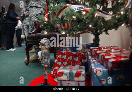 Il Mag. Gen. Patrick Murphy e Vice aiutante generale Brig. Gen. Anthony tedesco divisione saluto di militari e gli affari navali dipendenti durante i tag open house su 21 Dicembre 2011 presso la sede centrale a Latham, NY. Foto Stock