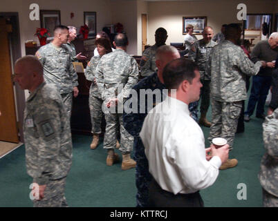 Il Mag. Gen. Patrick Murphy e Vice aiutante generale Brig. Gen. Anthony tedesco divisione saluto di militari e gli affari navali dipendenti durante i tag open house su 21 Dicembre 2011 presso la sede centrale a Latham, NY. Foto Stock