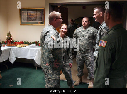 Il Mag. Gen. Patrick Murphy e Vice aiutante generale Brig. Gen. Anthony tedesco divisione saluto di militari e gli affari navali dipendenti durante i tag open house su 21 Dicembre 2011 presso la sede centrale a Latham, NY. Foto Stock