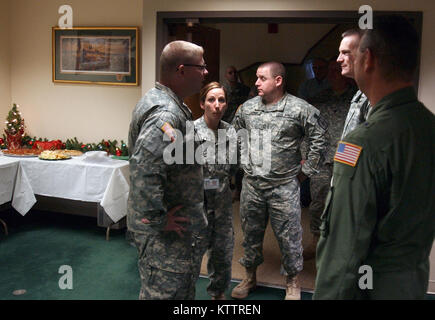 Il Mag. Gen. Patrick Murphy e Vice aiutante generale Brig. Gen. Anthony tedesco divisione saluto di militari e gli affari navali dipendenti durante i tag open house su 21 Dicembre 2011 presso la sede centrale a Latham, NY. Foto Stock