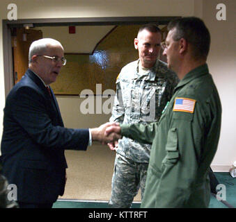 Il Mag. Gen. Patrick Murphy e Vice aiutante generale Brig. Gen. Anthony tedesco divisione saluto di militari e gli affari navali dipendenti durante i tag open house su 21 Dicembre 2011 presso la sede centrale a Latham, NY. Foto Stock