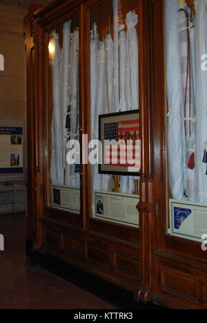 ALBANY- uno di New York Storico della Guerra Civile bandiere sul display con materiale esplicativo in bandiera Room di New York la capitale dello Stato. I casi conteneva indicatori portato da New York reggimenti durante la Guerra Civile dal 1861 al 1865. La mostra outlins la storia di New York La Guardia Nazionale e i miliziani. Il display sulla storia di New York la milizia e la Guardia Nazionale, è stato presentato come parte del Gov. Andrew M. Cuomo's aprendo nuove mostre storiche presso il Campidoglio per il 7 Gennaio 4, 2012 come parte degli eventi che circondano il suo stato-di-The-State messaggio. Il display è stato preparato mediante la nuova Y Foto Stock