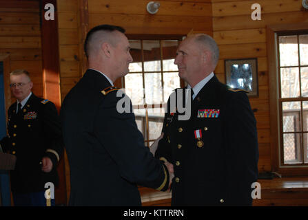 WEST POINT- Brig gen. Paolo Genereux riceve la traversa di servizio distinto dai principali gen. Patrick A. Murphy ,l'Aiutante Generale di New York durante la sua cerimonia di pensionamento qui sabato 14 gennaio. Egli ha lasciato i militari dopo 39 anni e otto mesi di servizio. Foto Stock