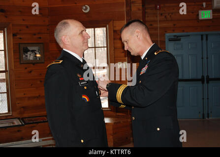 WEST POINT- Brig gen. Paolo Genereux riceve la traversa di servizio distinto dai principali gen. Patrick A. Murphy ,l'Aiutante Generale di New York durante la sua cerimonia di pensionamento qui sabato 14 gennaio. Egli ha lasciato i militari dopo 39 anni e otto mesi di servizio. Foto Stock