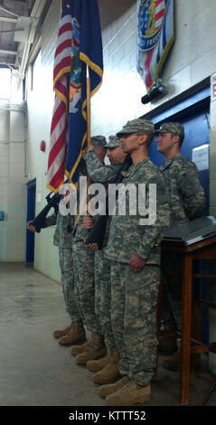 Protezione del colore per il nastro giallo cerimonia Jan 29, 2012, all'Armory Ithaca, NY in onore del dispiegamento di D/2/108 Fanteria, 27 BCT a sostegno di OEF. Foto di MAJ Ben Tupper, 42nd ID PAO Foto Stock