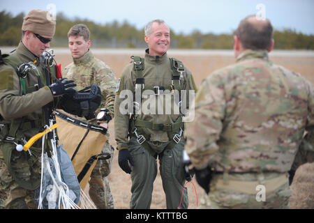 WESTHAMPTON BEACH, NY - Pararescue Jumper e il salvataggio durante il combattimento e gli ufficiali con la 103 Squadrone di salvataggio condotta salto in tandem con formazione Col Robert Landsiedel, 106ª Salvataggio dell'ala executive officer. (USAF/Senior Airman Christopher Muncy/rilasciato) Foto Stock