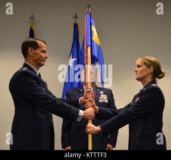 Col. Dawne L. Deskins riceve l'aria orientale settore Difesa guidon venerdì mattina da Lt. Gen. Stanley E. Clarke, Commander, Stati Uniti continentali North American Aerospace Defense Command Regione (CONR)/1a Air Force (Forze Aeree settentrionali). Il passaggio del guidon simboleggia Col. Deskins presupposto dell'unità di comando. Inoltre è raffigurato il comando Capo Comandante Sergente Richard King, il comando Capo Comandante Sergente della New York Air National Guard. Foto di magg. Joakim Hansson Foto Stock