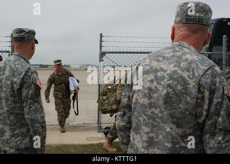 GULFPORT, Mississippi--Maggiore Generale Steven Wickstrom, comandante della New York Army National Guard XLII della divisione di fanteria attende di salutare i membri della New York la stabilità del team di transizione alla Mississippi esercito nazionale Guard Readiness Center qui mercoledì 29 febbraio, 2012. Wickstrom e le principali aziende leader della New York Army National Guard viaggiato qui per parlare con i 48 membri del STT prima partirono per nove mesi del dazio in Afghanistan. Il team ha il compito di assistere e formare gli elementi della polizia e l'Esercito nazionale afgano. Foto Stock