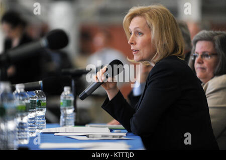 WESTHAMPTON BEACH, NY - USA Il senatore Kirsten Gillibrand, Holly Petraeus e il Maggiore Generale Patrick Murphy e membro del Congresso Tim Vescovo visita FS Gabreski ANG il 2 marzo 2012 per discutere il modo migliore di aiutare familieswho militari si trovano di fronte a problemi finanziari e come il nuovo bilancio militare è suscettibile di incidere FS Gabreski. (USAF / Senior Airman Christopher Muncy / rilasciato) Foto Stock