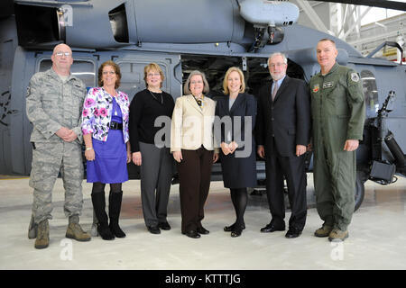 WESTHAMPTON BEACH, NY - USA Il senatore Kirsten Gillibrand, Holly Petraeus e il Maggiore Generale Patrick Murphy e membro del Congresso Tim Vescovo visita FS Gabreski ANG il 2 marzo 2012 per discutere il modo migliore di aiutare familieswho militari si trovano di fronte a problemi finanziari e come il nuovo bilancio militare è suscettibile di incidere FS Gabreski. (USAF / Senior Airman Christopher Muncy / rilasciato) Foto Stock