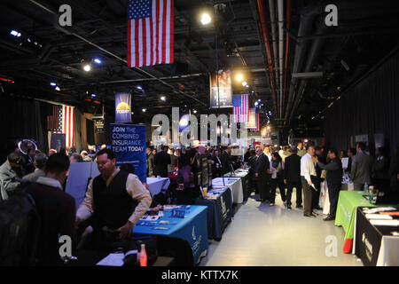 NEW YORK, NY - Veterani cercando lavoro partecipare ad una fiera del lavoro ospitato a bordo della USS Intrepid su Marzo 28, 2012 a New York City. (US Air Force / Senior Airman Christopher Muncy / rilasciato) Foto Stock