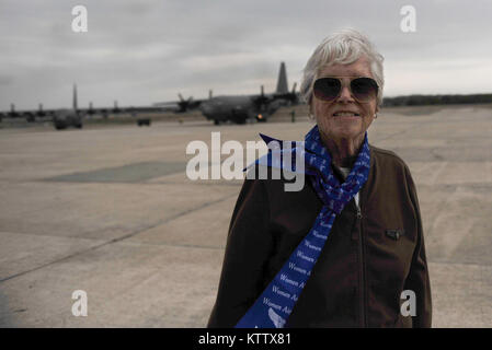 WESTHAMPTON BEACH, NY - Eleanor C Faust, un Womens Air Force pilota di servizio (WASP) visite la 106ª Ala di salvataggio a F.S. Gabreski (ANG) il 10 aprile 2012. (U.S. Air Force photo by Staff Sgt. Eric Miller/rilasciato) Foto Stock