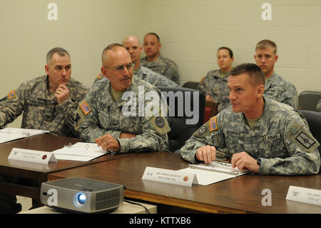 Il Mag. Gen. Patrick Murphy, destra, Aiutante Generale della New York Army National Guard, conferisce con lo staff senior della XXVII della brigata di fanteria combattere la squadra durante una visita a Camp Shelby forze congiunte Training Center, situato nei pressi di Hattiesburg, Miss. (U.S. Foto dell'esercito da Staff Sgt. Kenny Hatten, CSJFTC Affari pubblici-rilasciato). Foto Stock