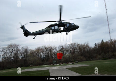 TROY, N.Y. -- Aviatori dall esercito DI VOLO aviazione Agevolazione 3 in base a Latham trascorso la mattina di apr. 10 conducendo acqua-formazione della benna lungo il fiume Hudson tra Menands e Troy NY. Secchio d'acqua di formazione è obbligatoria per ciascuna delle tre strutture di volo basata a New York. Ogni struttura utilizza un Bambi-benna che viene distribuito sul terreno in prossimità di una fonte di acqua prima di essere immersi e può contenere circa 660 galloni di acqua.(foto di Sgt. 1. Classe Steven Petibone, New York Army National Guard) Foto Stock