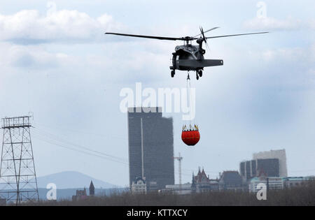 TROY, N.Y. -- Aviatori dall esercito DI VOLO aviazione Agevolazione 3 in base a Latham trascorso la mattina di apr. 10 conducendo acqua-formazione della benna lungo il fiume Hudson tra Menands e Troy NY. Secchio d'acqua di formazione è obbligatoria per ciascuna delle tre strutture di volo basata a New York. Ogni struttura utilizza un Bambi-benna che viene distribuito sul terreno in prossimità di una fonte di acqua prima di essere immersi e può contenere circa 660 galloni di acqua.(foto di Sgt. 1. Classe Steven Petibone, New York Army National Guard) Foto Stock