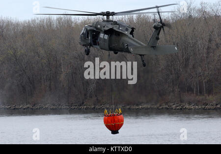 TROY, N.Y. -- Aviatori dall esercito DI VOLO aviazione Agevolazione 3 in base a Latham trascorso la mattina di apr. 10 conducendo acqua-formazione della benna lungo il fiume Hudson tra Menands e Troy NY. Secchio d'acqua di formazione è obbligatoria per ciascuna delle tre strutture di volo basata a New York. Ogni struttura utilizza un Bambi-benna che viene distribuito sul terreno in prossimità di una fonte di acqua prima di essere immersi e può contenere circa 660 galloni di acqua.(foto di Sgt. 1. Classe Steven Petibone, New York Army National Guard) Foto Stock