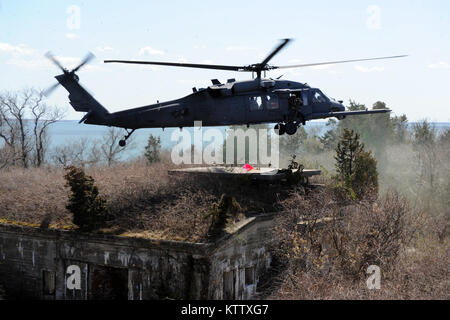 Prugna Island, NY - Pararescue jumper, combattere salvataggio ufficiali e aria membri di equipaggio dalla 106ª Ala di salvataggio condotta casualty il recupero della formazione a prugna isola malattia animale Centro il 13 aprile 2012. (USAF / Senior Airman Christopher S. Muncy / rilasciato) Foto Stock