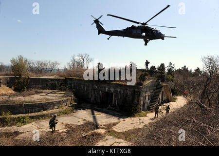 Prugna Island, NY - Pararescue jumper, combattere salvataggio ufficiali e aria membri di equipaggio dalla 106ª Ala di salvataggio condotta casualty il recupero della formazione a prugna isola malattia animale Centro il 13 aprile 2012. (USAF / Senior Airman Christopher S. Muncy / rilasciato) Foto Stock