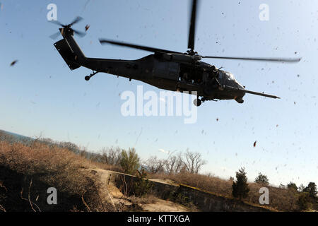 Prugna Island, NY - Pararescue jumper, combattere salvataggio ufficiali e aria membri di equipaggio dalla 106ª Ala di salvataggio condotta casualty il recupero della formazione a prugna isola malattia animale Centro il 13 aprile 2012. (USAF / Senior Airman Christopher S. Muncy / rilasciato) Foto Stock