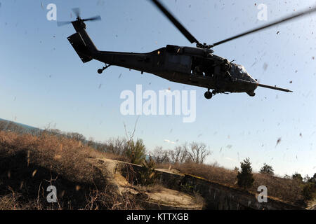 Prugna Island, NY - Pararescue jumper, combattere salvataggio ufficiali e aria membri di equipaggio dalla 106ª Ala di salvataggio condotta casualty il recupero della formazione a prugna isola malattia animale Centro il 13 aprile 2012. (USAF / Senior Airman Christopher S. Muncy / rilasciato) Foto Stock