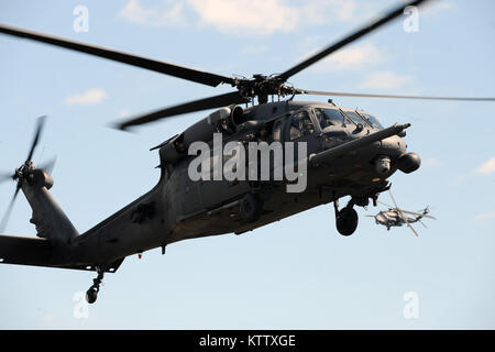 Prugna Island, NY - Pararescue jumper, combattere salvataggio ufficiali e aria membri di equipaggio dalla 106ª Ala di salvataggio condotta casualty il recupero della formazione a prugna isola malattia animale Centro il 13 aprile 2012. (USAF / Senior Airman Christopher S. Muncy / rilasciato) Foto Stock