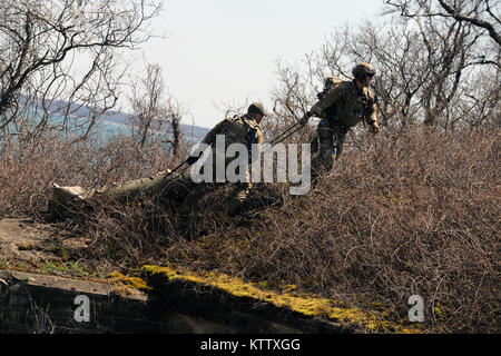 Prugna Island, NY - Pararescue jumper, combattere salvataggio ufficiali e aria membri di equipaggio dalla 106ª Ala di salvataggio condotta casualty il recupero della formazione a prugna isola malattia animale Centro il 13 aprile 2012. (USAF / Senior Airman Christopher S. Muncy / rilasciato) Foto Stock