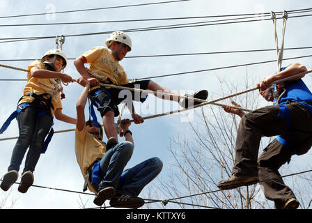 Gli adolescenti che frequentano il 2012 NY la Guardia Nazionale Famiglia e Workshop VolunteerTraining lavorato come una squadra per completare un corde alte ostacolo corso presso il bordo in Halfmoon, 14 apr. Foto Stock