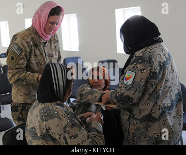 Sgt. 1. Classe Betania Ballangee di vecchi Washington, Ohio, operazioni mediche sottufficiale in carica assegnato alla società di sede, la trentasettesima brigata di fanteria Team di combattimento, orologi come le donne afghane di polizia di frontiera soldati pratica applicando un fissatore durante la formazione medica presso l'ABP 5^ Zona vicino a Mazar-e-Sharif, Balkh Provincia, Afghanistan, 24 aprile 2012. La trentasettesima IBCT è distribuito in Afghanistan a sostegno della Forza internazionale di assistenza alla sicurezza al fine di costruire Polizia nazionale afgana di capacità. (37Th IBCT foto di Sgt. Kimberly agnello) (rilasciato) Foto Stock