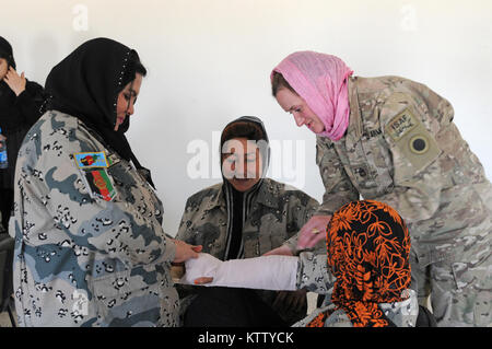 Sgt. 1. Classe Betania Ballangee di vecchi Washington, Ohio, operazioni mediche sottufficiale in carica assegnato alla società di sede, la trentasettesima brigata di fanteria Team di combattimento, aiuta le donne afghane di polizia di frontiera soldati pratica applicando un fissatore durante la formazione medica presso l'ABP 5^ Zona vicino a Mazar-e-Sharif, Balkh Provincia, Afghanistan, 24 aprile 2012. La trentasettesima IBCT è distribuito in Afghanistan a sostegno della Forza internazionale di assistenza alla sicurezza al fine di costruire Polizia nazionale afgana di capacità. (37Th IBCT foto di Sgt. Kimberly agnello) (rilasciato) Foto Stock