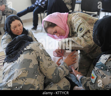 Sgt. 1. Classe Betania Ballangee di vecchi Washington, Ohio, operazioni mediche sottufficiale in carica assegnato alla società di sede, la trentasettesima brigata di fanteria Team di combattimento, orologi come le donne afghane di polizia di frontiera soldati pratica applicando un fissatore durante la formazione medica presso l'ABP 5^ Zona vicino a Mazar-e-Sharif, Balkh Provincia, Afghanistan, 24 aprile 2012. La trentasettesima IBCT è distribuito in Afghanistan a sostegno della Forza internazionale di assistenza alla sicurezza al fine di costruire Polizia nazionale afgana di capacità. (37Th IBCT foto di Sgt. Kimberly agnello) (rilasciato) Foto Stock