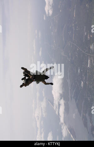 WESTHAMPTON BEACH, NY - comando ANG Capo Comandante Sergente Christopher Muncy prende parte ad un salto in tandem sessione di formazione con il Capo Comandante Sergente Thomas Houghton su FS Gabreski ANG. (USAF / MSgt Shawn Studer / rilasciato) Foto Stock