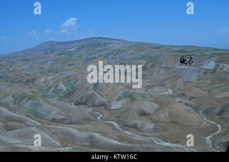 Una veduta aerea di un elicottero Chinook volare sopra le montagne tra Mazar-e-Sharif, Balkh Provincia e Faizabad, Badakshan Provincia, Afghanistan, 3 giugno 2012. (37Th IBCT foto di Sgt. Kimberly agnello) (rilasciato) Foto Stock