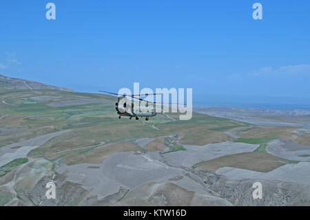 Una veduta aerea di un elicottero Chinook volare sopra le montagne tra Mazar-e-Sharif, Balkh Provincia e Faizabad, Badakshan Provincia, Afghanistan, 3 giugno 2012. (37Th IBCT foto di Sgt. Kimberly agnello) (rilasciato) Foto Stock