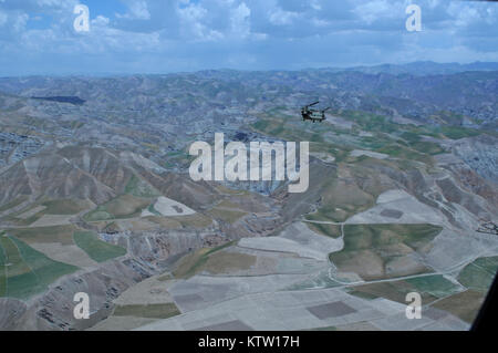 Una veduta aerea di un elicottero Chinook volare sopra le montagne tra Mazar-e-Sharif, Balkh Provincia e Faizabad, Badakshan Provincia, Afghanistan, 3 giugno 2012. (37Th IBCT foto di Sgt. Kimberly agnello) (rilasciato) Foto Stock