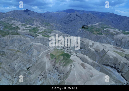 Una veduta aerea di un elicottero Chinook volare sopra le montagne tra Mazar-e-Sharif, Balkh Provincia e Faizabad, Badakshan Provincia, Afghanistan, 3 giugno 2012. (37Th IBCT foto di Sgt. Kimberly agnello) (rilasciato) Foto Stock