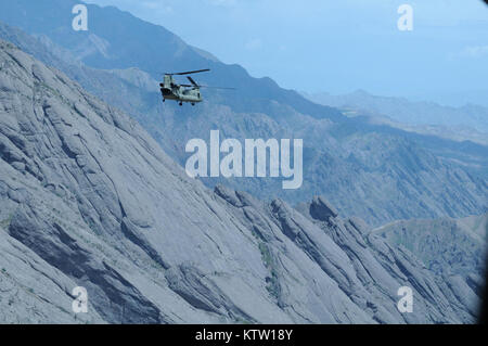 Una veduta aerea di un elicottero Chinook volare sopra le montagne tra Mazar-e-Sharif, Balkh Provincia e Faizabad, Badakshan Provincia, Afghanistan, 3 giugno 2012. (37Th IBCT foto di Sgt. Kimberly agnello) (rilasciato) Foto Stock