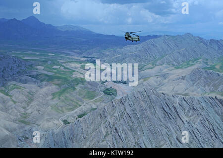 Una veduta aerea di un elicottero Chinook volare sopra le montagne tra Mazar-e-Sharif, Balkh Provincia e Faizabad, Badakshan Provincia, Afghanistan, 3 giugno 2012. (37Th IBCT foto di Sgt. Kimberly agnello) (rilasciato) Foto Stock