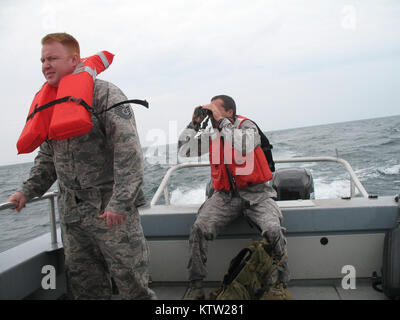 OSWEGO- New York Air National Guard il morsetto di giunzione le centraline di attacco assegnato al New York Air National Guard 274th dell aria supportano operazioni squadrone lavorare su New York milizia navale imbarcazione di pattuglia 280 nella parte orientale del lago Ontario. Il JTACs sono state imparando a coordinare con la barca equipaggi e utilizzare MQ-9 dati in un ambiente marittimo. (Foto dal comandante Don McKnight, New York milizia navale). Foto Stock